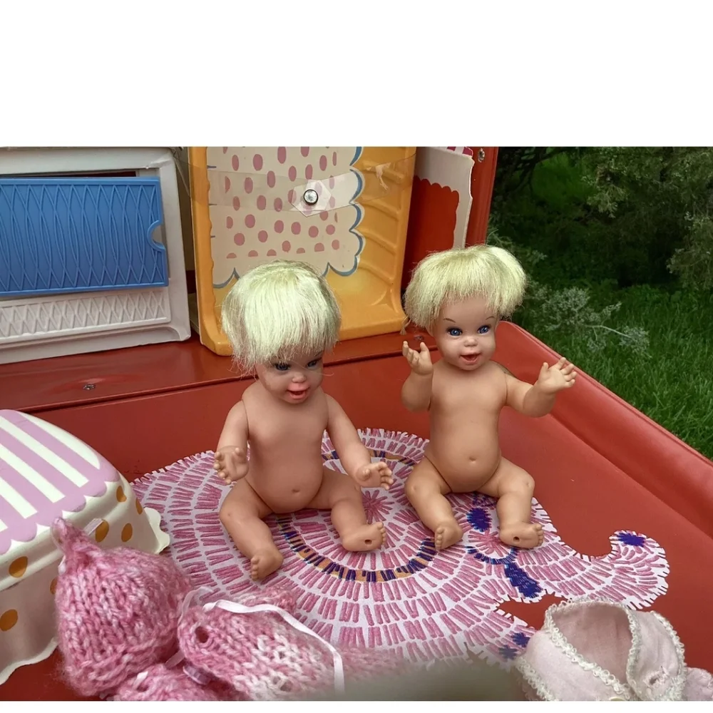 Mattel Cheerful and Tearful nursery/carrying case playset with two dolls bed. - Picture 7 of 16